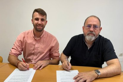 Christian Soriano (PSC) y Jero Merino (PP) firmando el acuerdo.