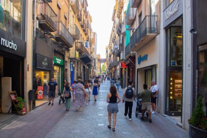 Imagen del casco histórico y comercial de Reus por la tarde.