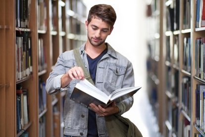 Imagen de archivo de un estudiante universitario en una biblioteca.