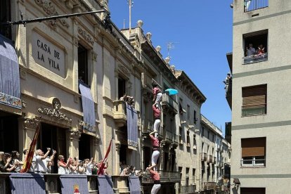 Pilar de 8 con forro y esposas de la Colla Vella por Sant Joan.