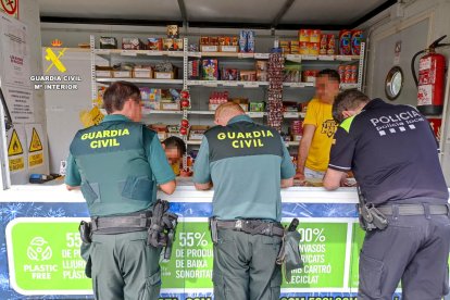 Agents de la Guàrdia Civil en la inspecció d'un establiment de venda de petards al Vendrell.