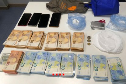 Cocaïna, diners i altres estris intervinguts pels Mossos d'Esquadra a un detingut acusat de traficar amb droga a Balaguer.