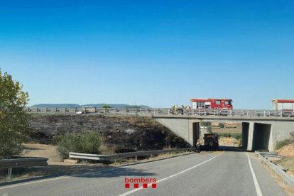 Zona cremada per l'incendi del vehicle.