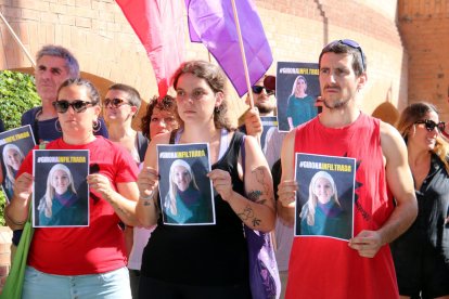 Carteles denunciando la infiltración de una agente de la Policía Nacional en movimientos independentistas de Girona y Salt.