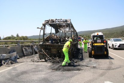 El autocar calcinado.