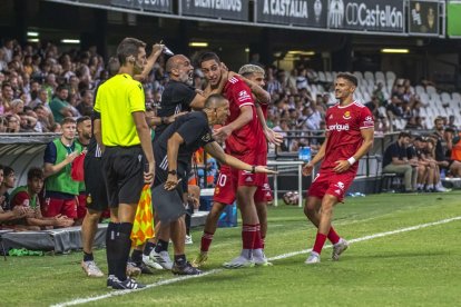 Pablo Fernández celebrant el seu gol contra el Castellón amb el segon entrenador, Iván Moreno.