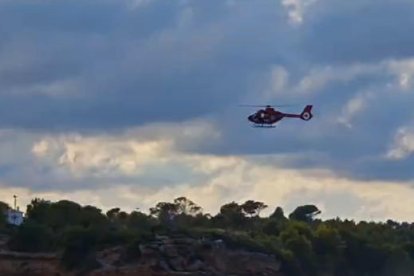 Moment en que l'helicòpter dels GRAE de Bombers inicia el rescat a l'Ametlla de Mar.