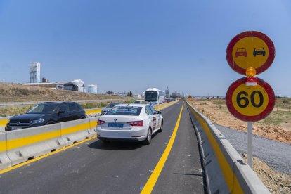 Imagen de un taxi pasando por el nuevo vial provisional, paralelo a la C31-B, donde la velocidad máxima es de 60 quilómetros por hora.