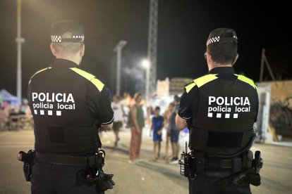 Dos agents de la Policia Local de Roda de Berà.