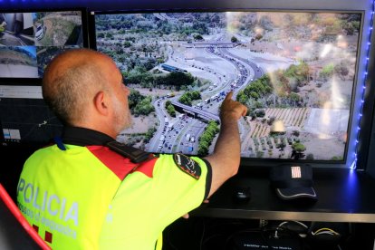 El jefe de la división de Tráfico de los Mossos superaba las imágenes captadas en un control con dron.