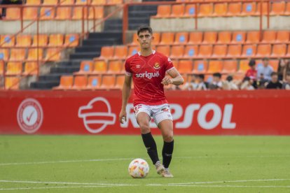 El riudomenc Marc Montalvo amb l'esfèric el darrer partit al Nou Estadi Costa Daurada.