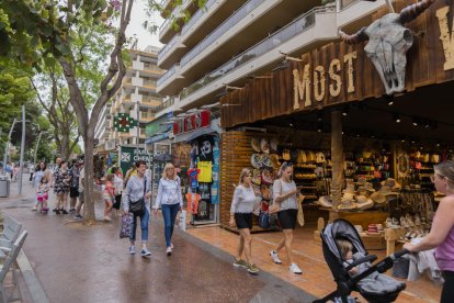 Turistes a l'avinguda Carles Buïgas de Salou el passat dilluns.