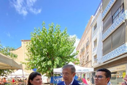 Pere Lluis Huguet atenent als mitjans de comunicació.