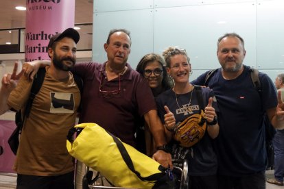 Els turistes i la guia a l'arribada al Prat.