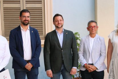 Viñuales acompanyat dels regidors de l'equip de govern, després de presentar les accions dels primers 100 dies de mandat.