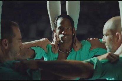 Una de las escenas del videoclip de 'Sirens', donde se puede ver a Travis Scott vestido de casteller de Vilafranca.