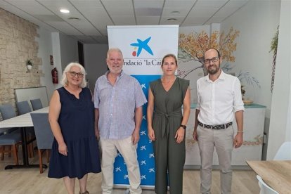 De dreta a esquerra: directivos de CaixaBank: Jordi Bru y Ana Buqueras (gestores de Banca de Instituciones CaixaBank), Juan José Jiménez (presidente de Joventut i Vida) y Encarna Quílez (directora de proyectos de Joventut i VIda)