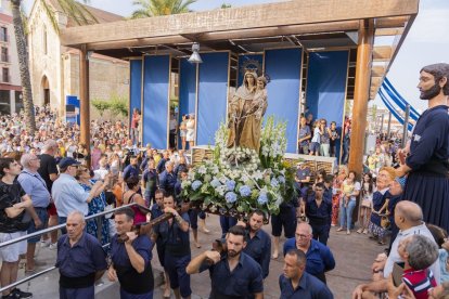 Els portadors amb la Verge del Carme a les espatlles ahir a la tarda.