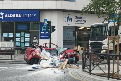 Fotografía del coche en el que se encontraba la joven tras caer material de construcción este martes, en el centro de Granada.