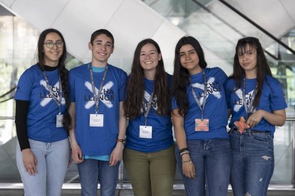 Imatge de grup dels estudiants i de la professora, Montse Girona.