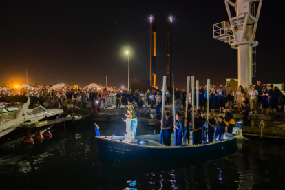 La platja de Llevant, el passeig de Jaume I i el port es va omplir de gom a gom per veure la processó i l'espectacle pirotècnic.