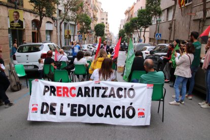 Participants en la protesta feta davant dels serveis territorials del Departament d'Educació a Tarragona.