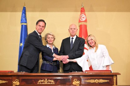 La presidenta de la Comisión Europea, Úrsula Von der Leyen, el primer ministro holandés, Mark Rutte, la primera ministra italiana, Giorgia Meloni, y el presidente de Túnez, Kaïs Saïed, en la firma de un nuevo pacto migratorio.