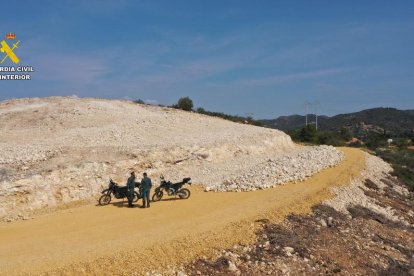 Los agentes del Seprona durante la inspección al terreno de Tortosa.