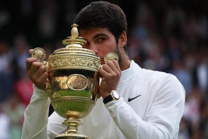 El murcià Alcaraz posa amb el trofeu de Wimbeldon després de guanyar la final contra Novak Djokovic.