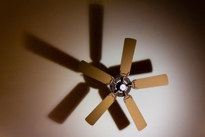 Los ventiladores, entre ellos los de techo, crean una agradable corriente que permite que la temperatura interior sea percibida como menor.