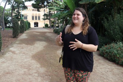 Júlia Prats, participante de la tercera edición de 'Genius', paseando por los jardines del Castell de Vila-seca.