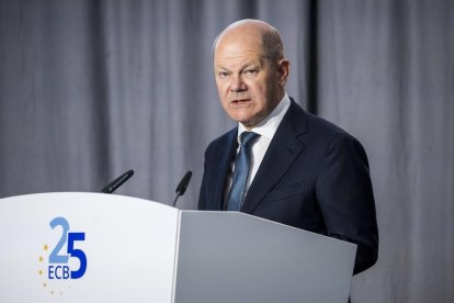 El canciller alemán Olaf Scholz habla durante las celebraciones del 25 aniversario del Banco Central Europeo (BCE) en Frankfurt, Alemania.