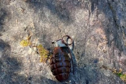 Captura del vídeo on es veu la granada de la Guerra Civil que un banyista ha trobat al riu Noguera Pallaresa.