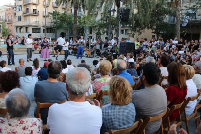 Pla general de l'espectacle 'A vore', dins del festival Eufònic, i el públic assistent.