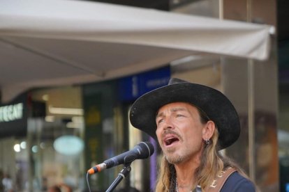 El cantant, durant un moment de la seva actuació.