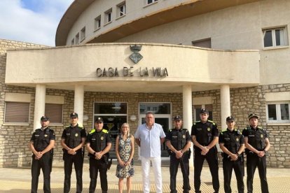 L'alcaldessa, el regidor de Seguretat Ciutadana, el cap de la Policia Local i el caporal, amb els cinc agents de reforç d'estiu.