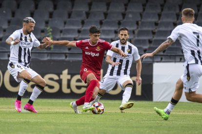 Marc Montalvo durant l'amistós contra el Castellón, un equip potent que evitarà el Nàstic enguany.