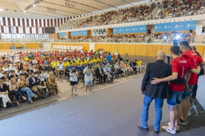 Els equips campions a la pista del Palau d'Esports esperant a pujar a l'escenari.