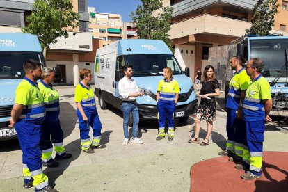 L'equip del servei extraordinari de neteja de Reus i l'alcaldessa, Sandra Guaita, en la presentació del nou pla de xoc de neteja intensiva.