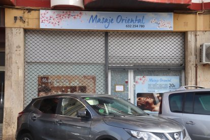 Façana de l'establiment de massatges orientals on la Policia Local de Blanes ha rescatat una noia.