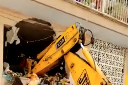 La pared de la casa del hombre de 48 años con Diógenes rescatado ayer por los Bomberos entre toneladas de basura.