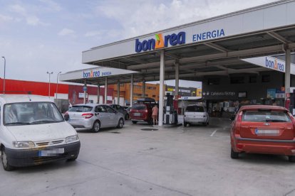 Cua de vehicles esperant per ficar benzina al polígon Francolí de la ciutat de Tarragona.