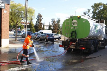 Un operari netejant un carrer de la ciutat de Tarragona en una imatge d'arxiu.