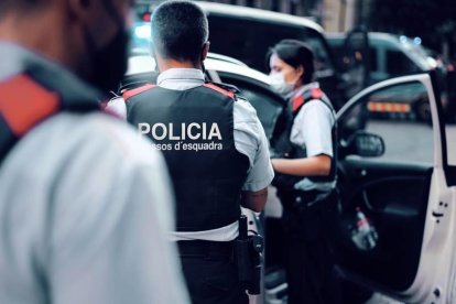 Imatge d'arxiu d'agents dels Mossos d'Esquadra durant un operatiu policial.