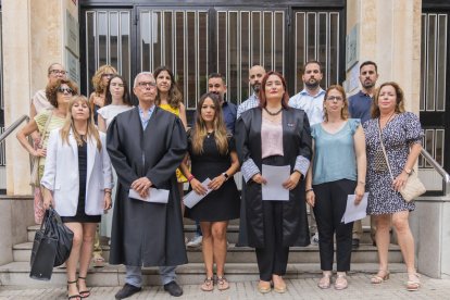 Lectura del manifiesto ante el Palacio de Justicia de Tarragona.