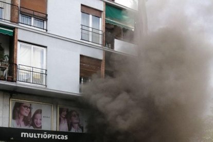 Fum causat per un incendi en un transformador elèctric soterrat a Lleida.