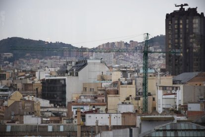 Un edificio en construcción en el centro de Barcelona.