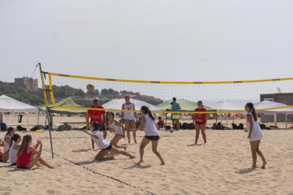 La platja de l'Arrabassada acull fins al 28 de juliol el Campus de Vòlei Platja.