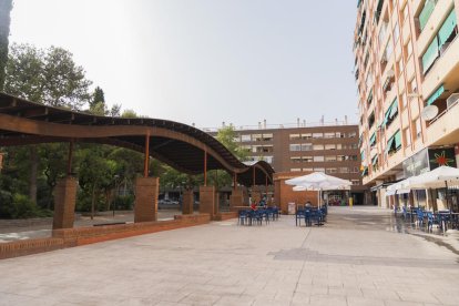 Uns graons separen el parc de la zona comercial de la plaça.