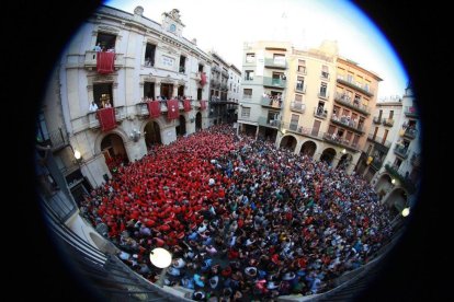 Ojo de pez de la última edición de la Fiesta Mayor de Sant Joan delante del Ayuntamiento de Valls.